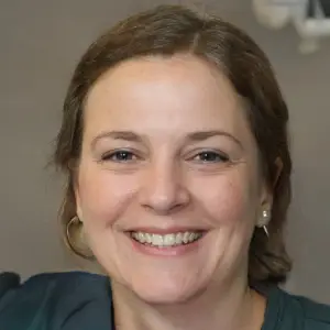 Smiling middle-aged woman for Purisaki customer review